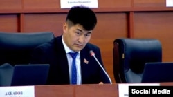 Deputat Şaýloobek Atazow geçen ýyl 23 ýaşa ýetmedik we durmuşa çykmadyk gyzlaryň hossarlary ýanynda bolmazdan, daşary ýurda gitmegini gadagan edýän teklibi öňe sürende, berk ýazgaryldy.