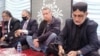  اختر مینګل ( له ښي خوا لومړی) په کوټه کې د ورکو خلکو د کورنۍ غړو سره لیدنه کوي. پخوانی انځور. 