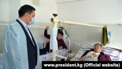 Ղրղըզստանի նախագահ Սադիր Ջապարովը հիվանդանոցում այցելել է Բատկենի շրջանում վիրավորված բնակիչներին 