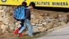 Doi elevi din Roșia Montană se întorc de la școală. Imagine generică. 