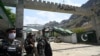 پاکستاني پوځيان پر تورخم دروازه ولاړ دی - انځور له ارشیفه