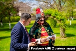 George Simion, liderul AUR (stânga), l-a adus în campania din 2024 pe domnitorul Vlad Țepeș, încercând un transfer de imagine în ochii electoratului.