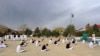 په واڼه کې د ښوونځي یوشمېر ماشومان امتحاني پرچه حل کوي - پخوانی انځور.