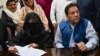 عمران خان او مېرمن یې، بشرا بي بي - انځور له ارشیفه 