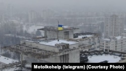 Photos of the flag were published by the MotolkoPomogi Telegram channel, saying: "Belarusians raised Ukraine's flag in Minsk to mark their solidarity with the Ukrainian people. Long Live Belarus! Glory to Ukraine!" 