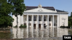 O clădire inundată din orașul Nova Kahovka, ocupat de ruși, după ruperea barajului Kahovka. 6 iunie 2023, Ucraina