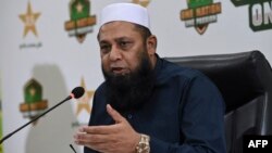 انضمام الحق په يوه خبري غونډه کې - انځور له ارشیفه