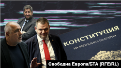 Колаж на председателя на ГЕРБ Бойко Борисов, председателя на парламентарната група на ДПС Делян Пеевски и съпредседателя на ПП-ДБ Христо Иванов на фона на българската Конституция