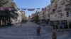 Anëtarët e misionit paqeruajtës të NATO-s në Kosovë (KFOR) duke patrulluar në veri të Mitrovicës gjatë zgjedhjeve lokale në veri të Kosovës, 23 prill 2023.