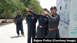 د باجوړ پولیس د ګزمې په وخت بېلابېل ځایونه ګوري - انځور له ارشیفه