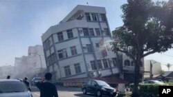 П'ятиповерховий будинок у Хуаляні зазнав значних пошкоджень: його перший поверх обвалився, а решта нахилилася під кутом 45 градусів.