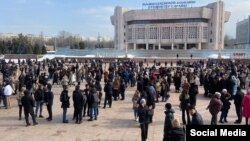 Жерасты дүмпуінен кейін ғимараттардан шығып, Қазақ ұлттық университеті аумағындағы алаңда тұрған адамдар. Алматы, 4 наурыз, 2024 жыл.
