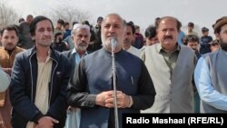 د عوامي نېشنل ګوند د بلوچستان صوبايي مشر اصغرخان اڅکزی د اکرم شاه خان جنازې ته وینا پر مهال