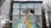 Мурал на пошкодженому російськими обстрілами будинку в Авдіївці на Донеччині, квітень, 2023 року