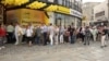 În prima zi în care bucureștenii au putut semna „contractul” pentru a primi case ieftine s-au format cozi în fața sediului AUR. 
