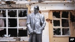 Повреждённый памятник Ленину на центральной площади города Суджа, Курская область, 16 августа 2024 года