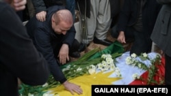 People mourn over the graves of Iraqi businessman Peshraw Dizayee and his daughter Zhina on January 16.