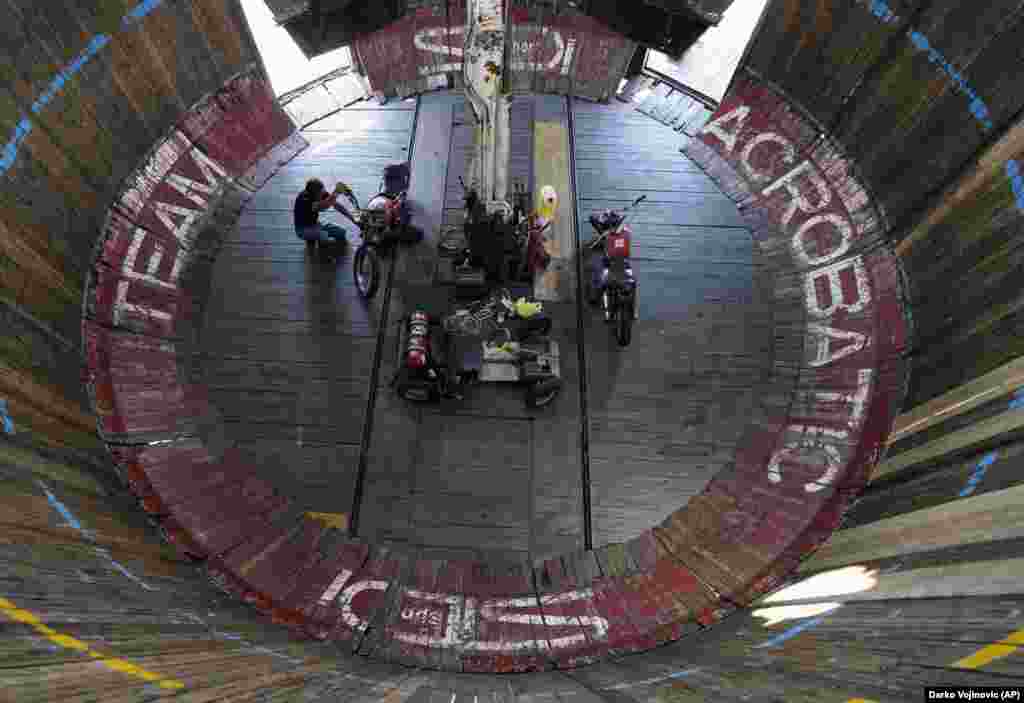 The first vertical-wall velodromes appeared around 1915, earning the nickname "Wall of Death."