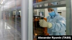 Täze barlag, hytaý kompaniýalarynyň rus kompaniýalaryny mikroçipleri we ýarag öndürmekde ulanylýan möhüm ähmiýete eýe bolan beýleki minerallar bilen üpjün edýändigini görkezýär.