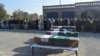په لکي مروت کې پولیس او نورو امنیتي ادارو کارکوونکي د ۲۰۲۲ز کال په ډېسېمبر کې پر تاڼه په برید کې د وژل شویو سرتېرو جنازې مراسمو پر مهال.