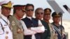 د پاکستان پخوانی پوځي مشر جنرال باجوه، ولسمشر عارف علوي او عمران خان په پوځي پرېډ کې - انځور له ارشيفه