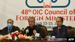 د ياکستان بهرنيو چارو وزیر شاه محمود قریشي په اسلام اباد کې رسنيو ته د اسلامي سازمان د غونډې په اړه معلومات ورکوي
