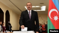 İlham Əliyev referendumda səs verir. 2016
