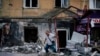 Людина залишає зруйновану внаслідок бойових дій будівлю, Донецьк, 20 серпня 2014 року