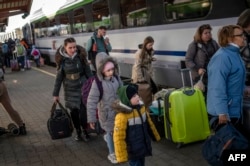 Refugiați ucraineni la hotarul dintre Ucraina și Polonia în anul 2022.