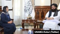 روزا اوتنبایېوا د طالبانو د بهرنیو چارو له وزیر امیر خان متقي سره. (انځور: ارشیف)