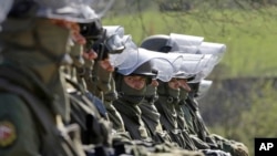 EUFOR is responsible for implementing the military part of the Dayton agreement and ensuring peace. Its mandate, which includes the use of military force, is extended by the UN Security Council every autumn for one year.