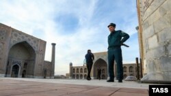 Сотрудник узбекской милиции на площади «Регистан» в Самарканде, иллюстративное фото. 