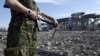 Бойовик угруповання «ЛНР» біля знищеного аеропорту Луганська, який тривалий час обороняли українські військові, 11 вересня 2014 року 