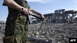 Бойовик угруповання «ЛНР» біля знищеного аеропорту Луганська, який тривалий час обороняли українські військові, 11 вересня 2014 року 