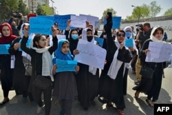 Femei și fete afgane protestează în fruntea Ministerului Educației de la Kabul pe 26 martie 2022, cerând ca școlile să fie redeschise pentru eleve.