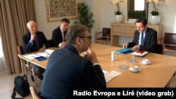 Serbian President Aleksandar Vucic (foreground) and Kosovar Prime Minister Albin Kurti (right) meet in Brussels on November 21.