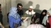 په کراچۍ کې یوه انتخاباتي افسره نورو کارکوونکو ته لارښوونې کوي - پخوانی انځور.