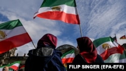  Protesters wave Iranian flags during a rally in front of the Reichstag building in Berlin. During the current wave of unrest, Iranian security forces have taken some 40 foreign nationals into custody, often without revealing any charges.