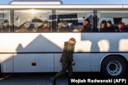 Autobuz cu refugiați ucraineni la granița dintre Ucraina și Polonia în anul 2022.