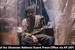 На фото військовослужбовець полку спецназу «Азов», поранений під час бойових дій проти російських військ, травень 2022 року