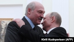 Александр Лукашенко и Владимир Путин во время встречи в Москве в 2018 году