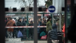 Ukrajinci čekaju na granici sa Slovačkom, na prelazu Velke Slemence, 25. februar 2022.