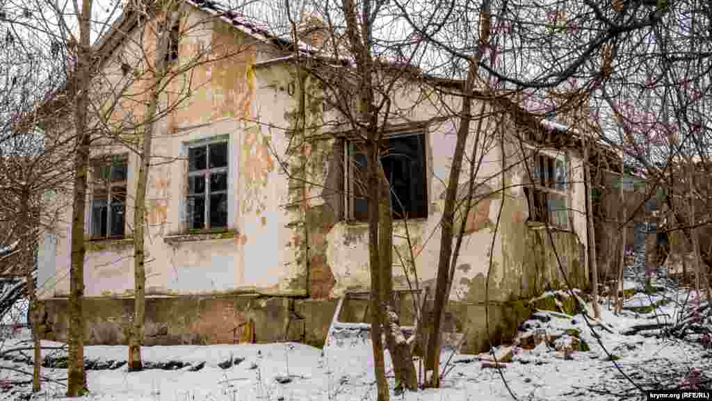 Покинуті зруйновані будинки на Нижній вулиці. У селі Тепле лише дві вулиці – Нижня та Верхня