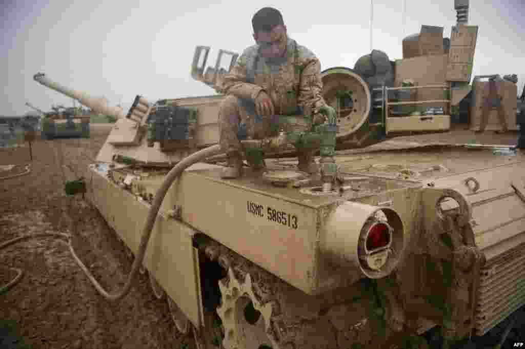 Морський піхотинець США заправляє свій танк M1 Abrams на базі FOB Единбург у провінції Гільменд, Афганістан, 2 лютого 2011 року. Нинішній M1A2 Abrams може розвивати максимальну швидкість 72 км/год (на асфальтованих дорогах) і 48 км/год по бездоріжжю. Двигун може використовувати різноманітне пальне, в тому числі реактивне, бензин, дизельне та суднове дизельне 