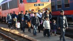 Izbeglice iz Ukrajine stižu na mađarsku železničku stanicu Zahonji, 27. februar