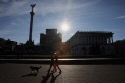 Ljudi hodaju ulicom nakon što je policijski sat ukinut, dok se ruska invazija na Ukrajinu nastavlja, u Kijevu, 28. februar