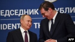 Presidenti i Rusisë, Vladimir Putin, me presidentin e Serbisë, Aleksandar Vuçiq, gjatë vizitës së Putinit në Beograd, më 17 janar 2019.