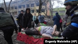 Мариуполехь йохийначу дарбанан хIусамера нах бу к1елхьарбохуш. Зазадокху-беттан 9-гIа де, 2022 шо Эвакуация разрушенного роддома в Мариуполе. 9 марта 2022 года