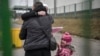 100 тисяч українців повертаються додому кожні пів року, але готові виїжджати знову