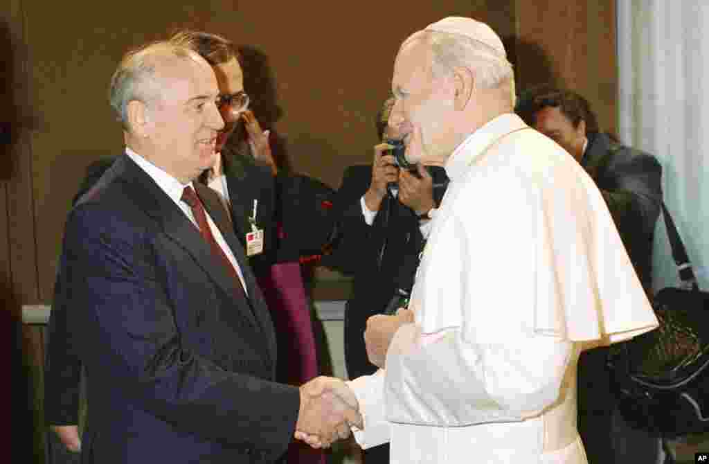 Gorbachev shakes hands with Pope John Paul II in the first-ever meeting between a Kremlin chief and a pontiff, in the Vatican on December 1, 1989.